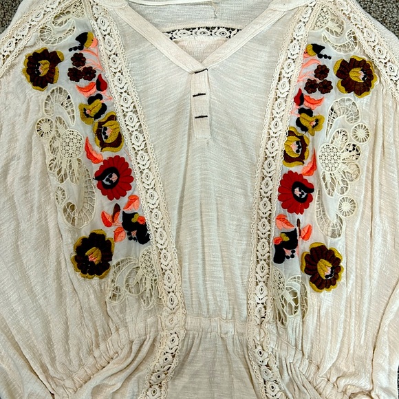 FREE PEOPLE - beautiful crochet boho top with crochet pattern. - Picture 2 of 4